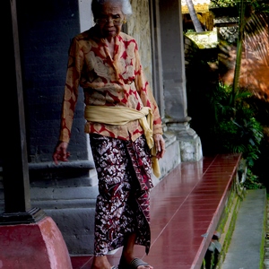 Femme âgée se tenant devant sa maison - Bali  - collection de photos clin d'oeil, catégorie portraits